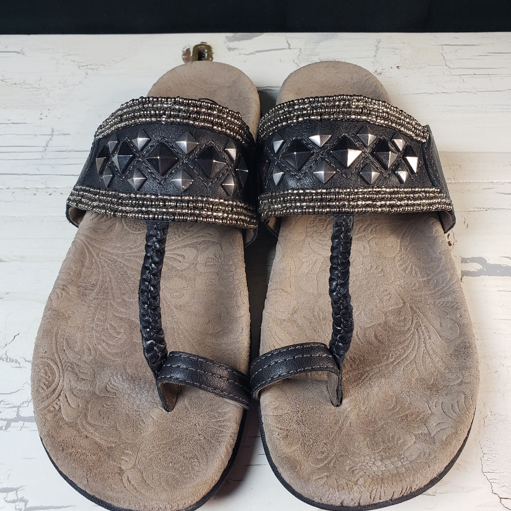 Taos 'Genie' Leather Toe Loop Sandals w/ Metal Studs in Black - Women's size 7